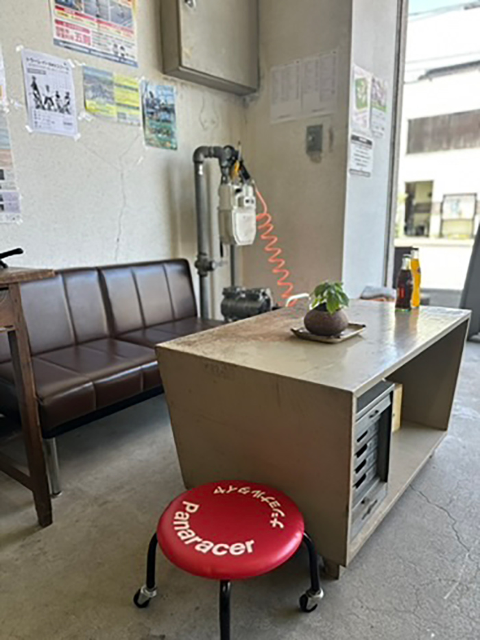TOOLATE SPORTS ロッジア 店先の休憩スペース