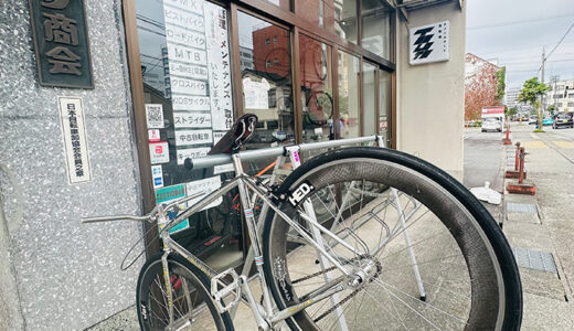 店頭に自転車駐輪場・サイクルラックあります。ロードバイクやスポーツサイクルでのご来店時にご利用ください