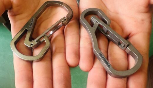 ベルトループに通しやすい。鍵が散らばりにくい。2箇所に分けて使える。TOOLATE SPORTS オリジナル EDCチタンカラビナ