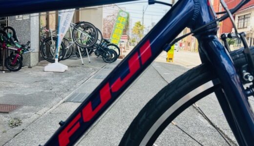 FUJIの定番クロスバイク「RAIZ」、ネイビーの19インチサイズを組み上げました。