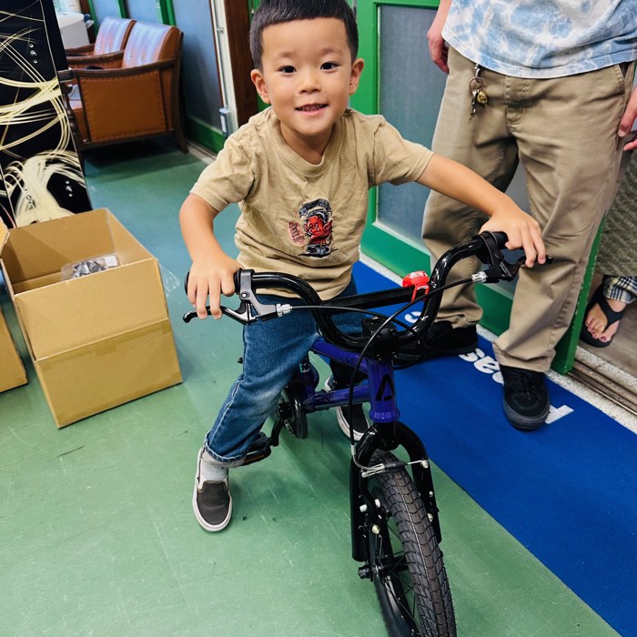 初めての自転車、アレスバイク A/KIDにまたがるキッズライダーとご家族