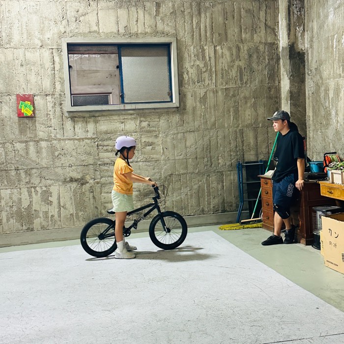BMXの練習をサポートするスクールの様子