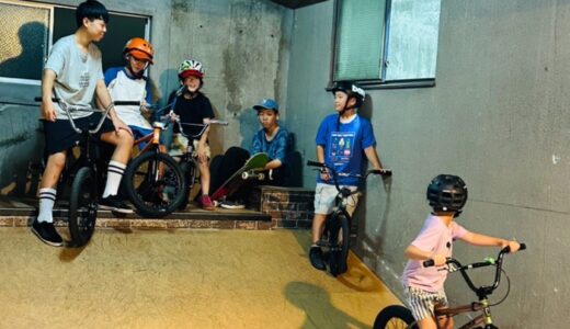 タータスケートパークに集まったBMXスクールの生徒たち