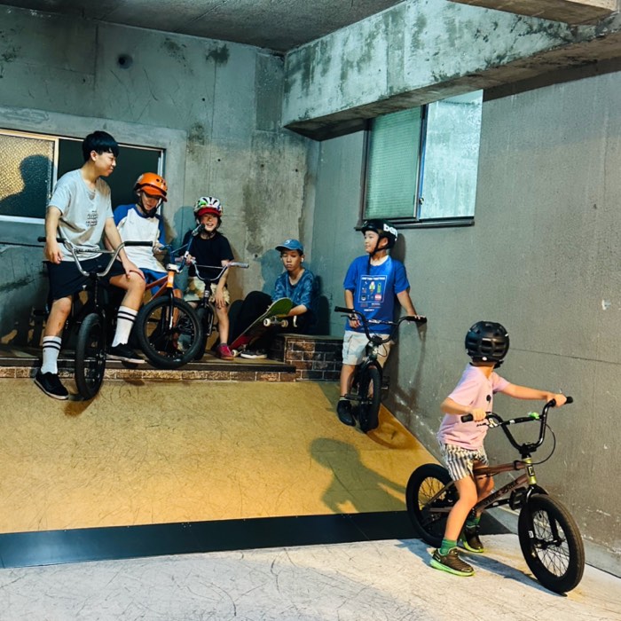 タータスケートパークに集まったBMXスクールの生徒たち