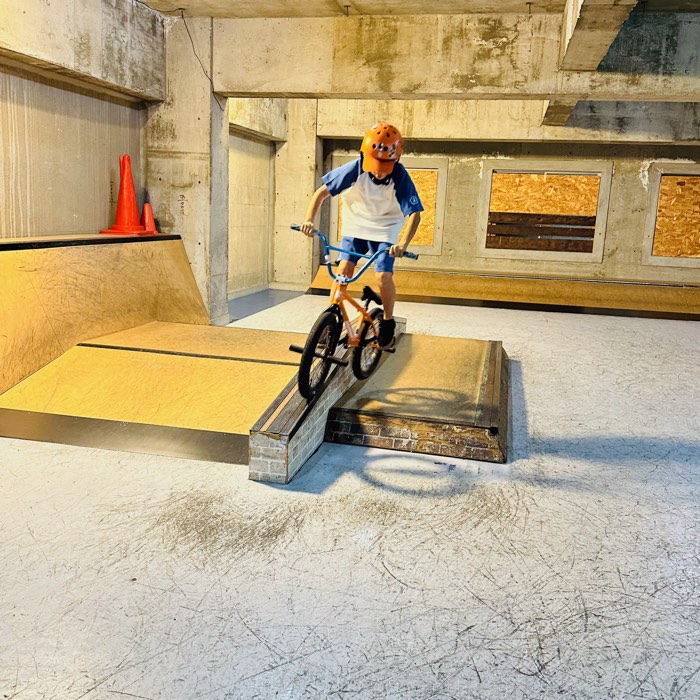 レッジでグラインドに挑戦するキッズBMXライダー