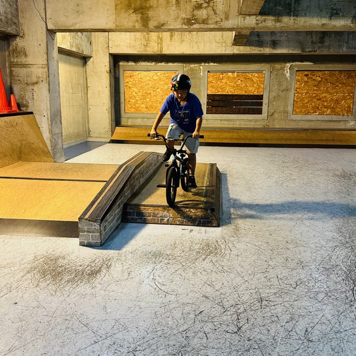 段差を使って練習するキッズBMXライダー