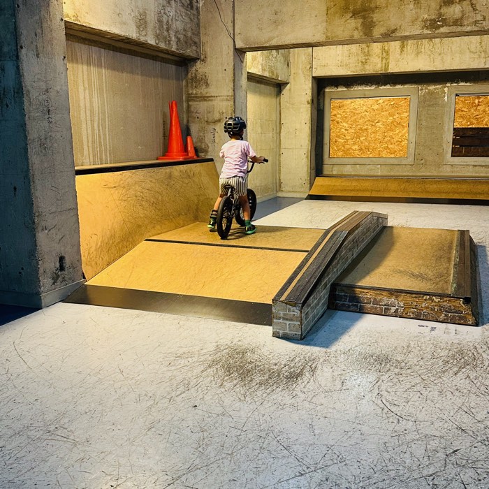 パークのバンクを走るキッズBMXライダー