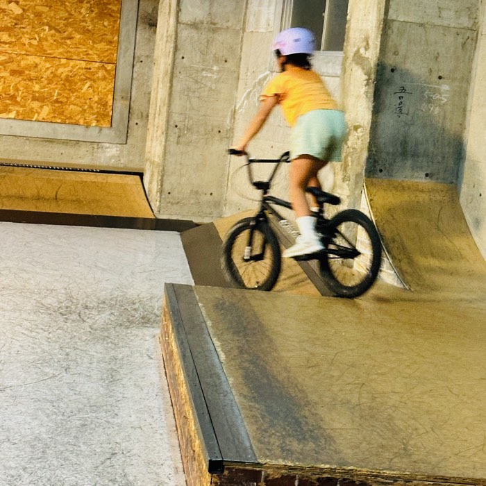セクションの練習に取り組むBMXライダー