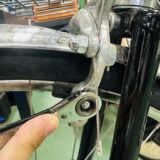 通学自転車のフロントブレーキシューを調整する作業