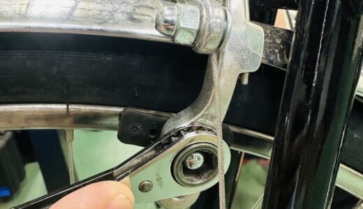 通学自転車のフロントブレーキシューを調整する作業
