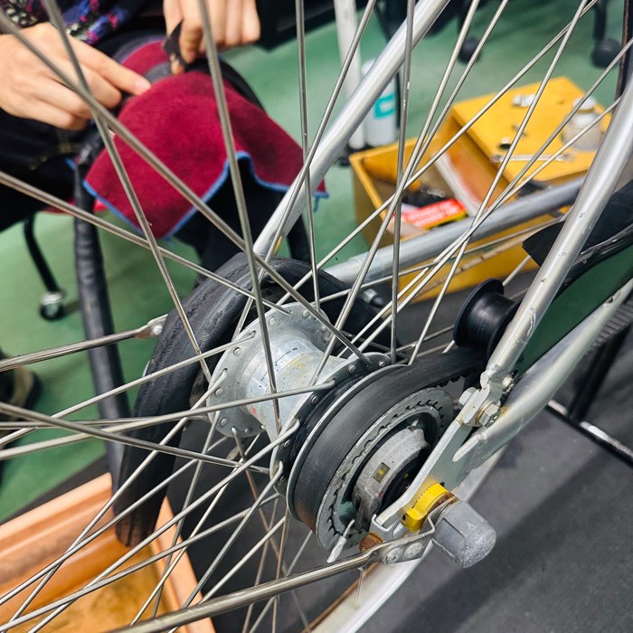 パンク修理でお持ち込みいただいたベルトドライブ自転車の後輪まわり