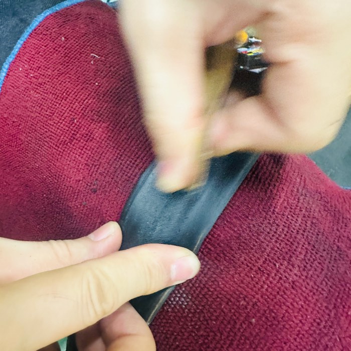 パッチ修理に向けて自転車のチューブを補修する手元