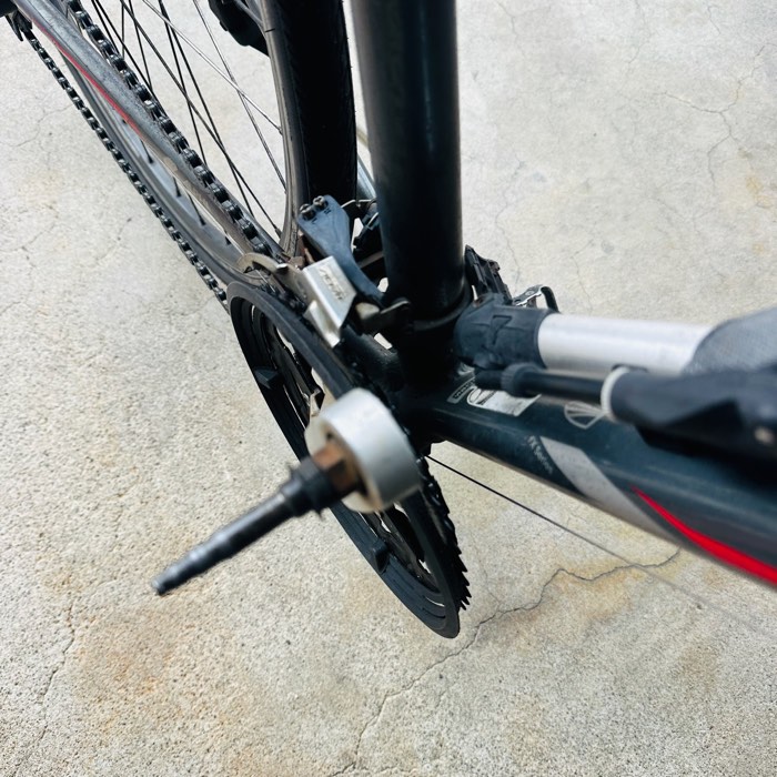 踏み面が壊れ、シャフトが残った通勤クロスバイクのペダル