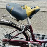 カバーが破れてクッションが露出した交換前の自転車サドル