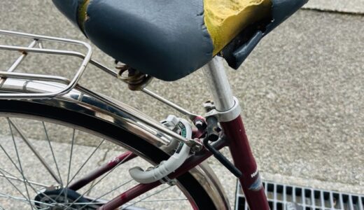 カバーが破れてクッションが露出した交換前の自転車サドル