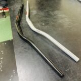 NITTO SYNC BAR XLのブラックとシルバー。幅800mmのワイドハンドルバー