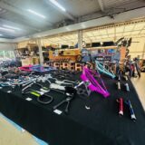 モトクロスインターナショナルの展示会に並ぶBMXフレームとパーツ