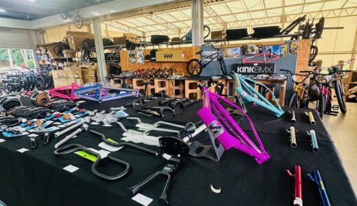 モトクロスインターナショナルの展示会に並ぶBMXフレームとパーツ