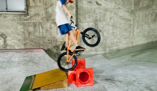 BMXビギナースクールで小さなジャンプに挑戦