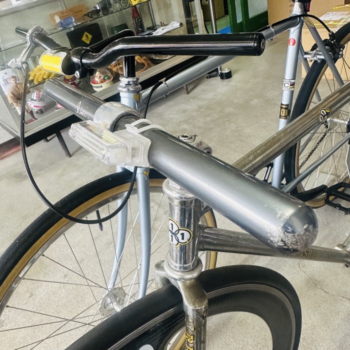 スケルトンボディのライトを取り付けた自転車のハンドルまわり