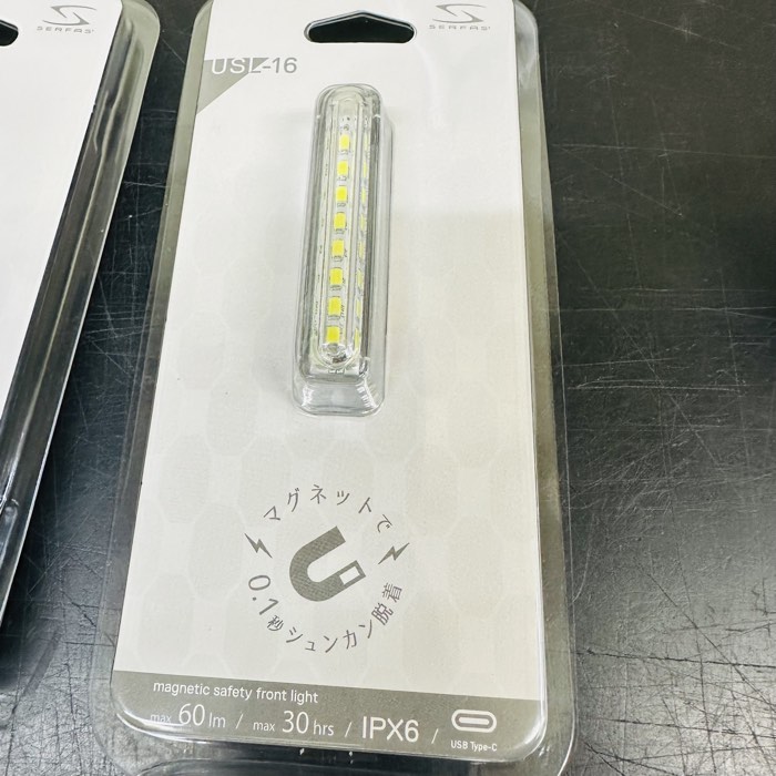 SERFAS USL-16のパッケージと最大60ルーメンの表示