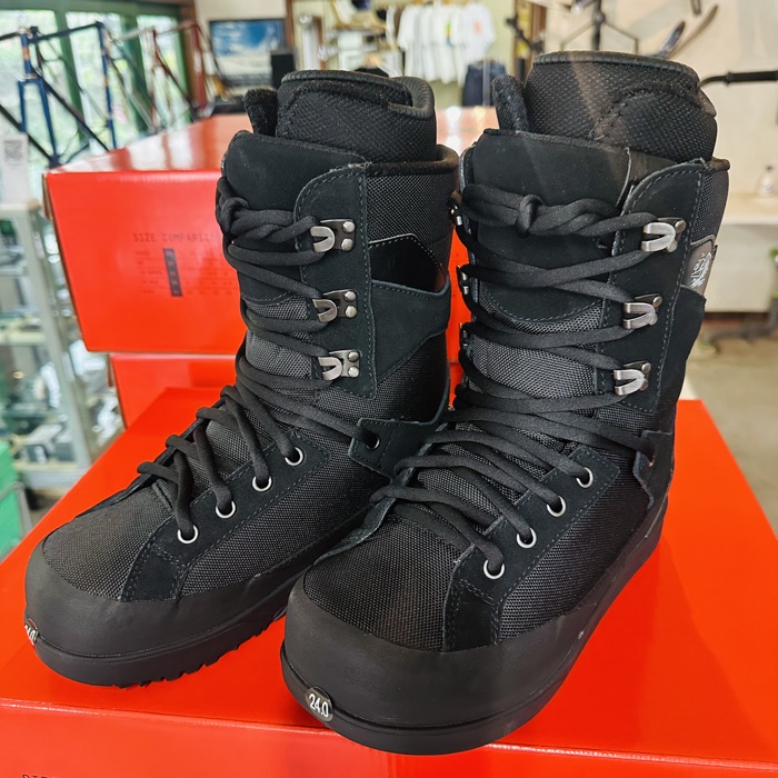 ブラックのFOOTLOOSE 2を正面から。シューレースでフィットを調整