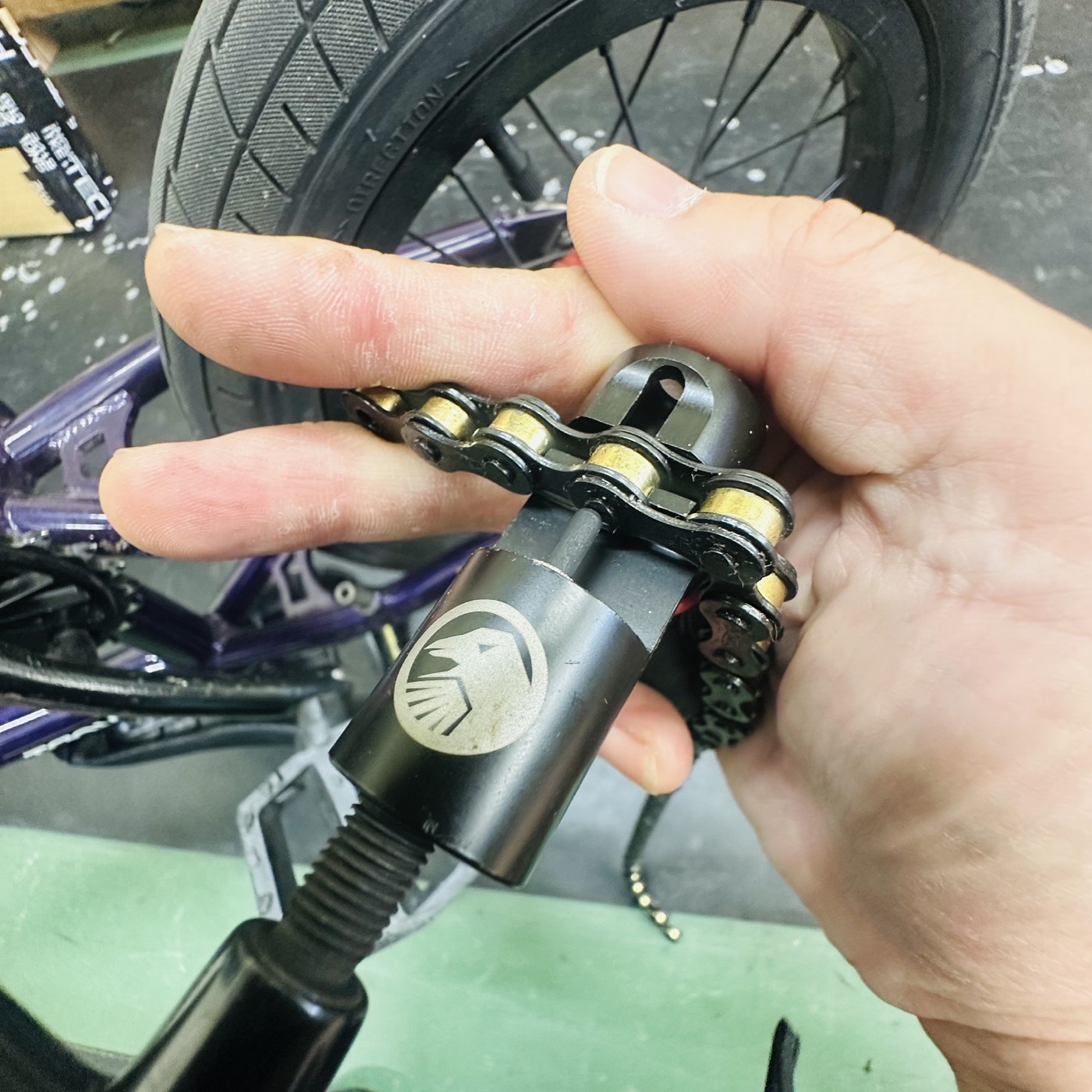 厚歯用チェーンカッターでBMXチェーンのピンを押し出す作業