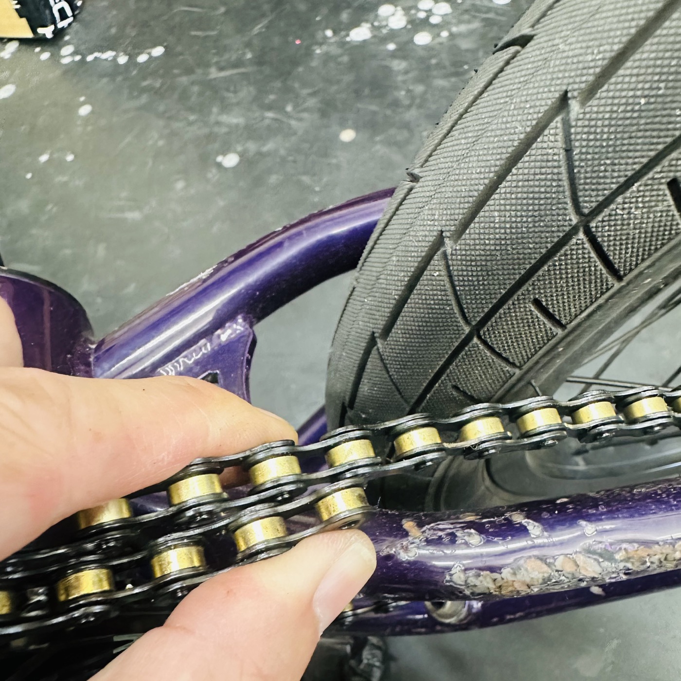 BMXの車体に合わせてチェーンの長さを確認する様子