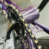 紫のBMXに取り付けたゴールドとブラックのMASH IZUMIチェーン