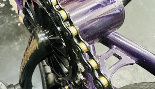 紫のBMXに取り付けたゴールドとブラックのMASH IZUMIチェーン