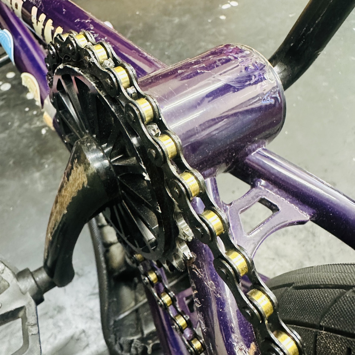 紫のBMXに取り付けたゴールドとブラックのMASH IZUMIチェーン