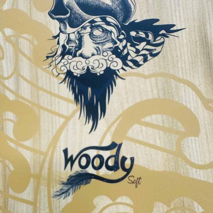 WOODY SOFTのロゴとブラック・ゴールドのグラフィック