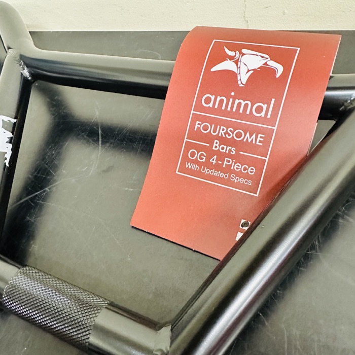 ANIMAL FOURSOME BARの4ピースハンドルと赤い商品タグ