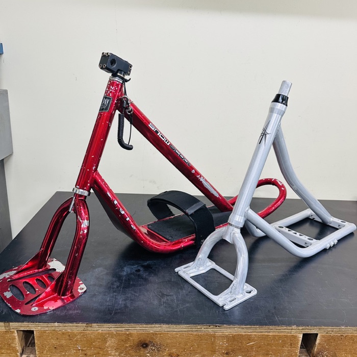 2000年代の赤いスタイルモデルと、組み替え先のシルバーのAR ver4.2フレーム