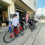 トウーレイトスポーツの店先で、レンタサイクルと一緒に出発前の高校生たち