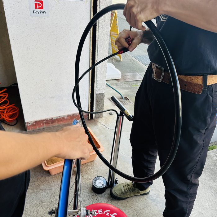 新しいTPUチューブに少し空気を入れて形を整える