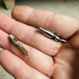 左は虫ゴムが劣化した通常バルブ、右は交換するスーパーバルブ