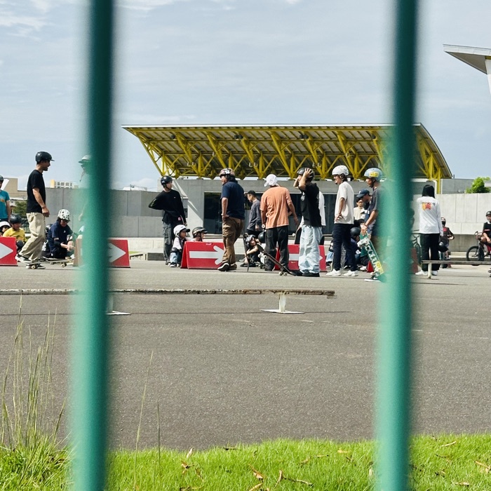 スケートボード教室に集まった参加者とローカルライダー