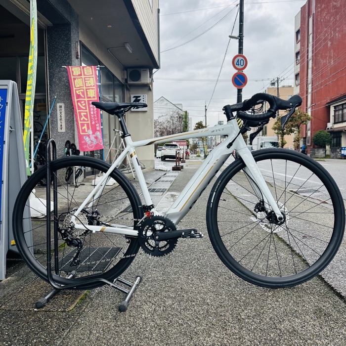 TOOLATE SPORTS店頭の白いBESV JR1電動アシストロードバイク