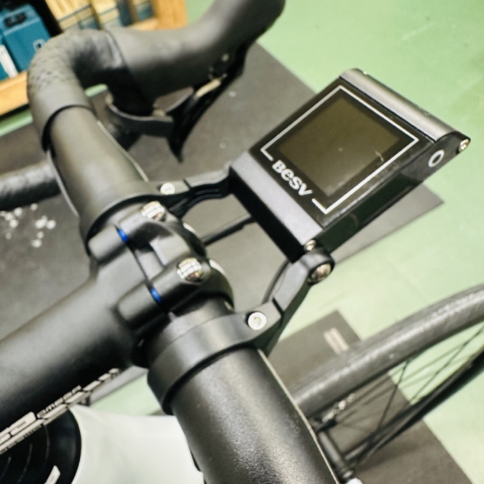 BESV JR1のハンドル中央に取り付けられたディスプレイ
