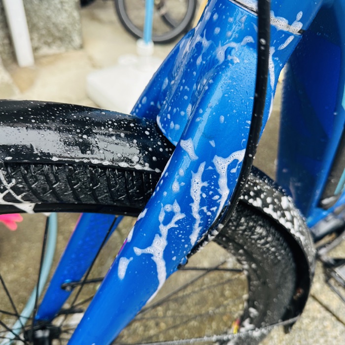 クリーナーの泡が付いたイーバイクのフロントフォーク
