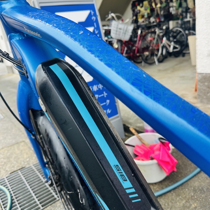 クリーニング中のイーバイクのフレームとバッテリー周り