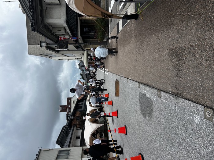 歴史ある建物が並ぶ高岡の通りで、BMXのジャンプを披露するライダー