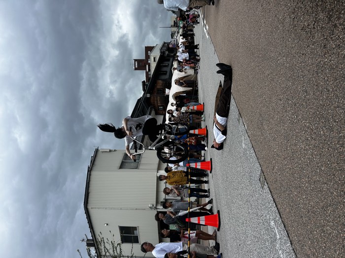 高岡の古い町並みを背景に、観客の前で人を跳び越えるBMXショー