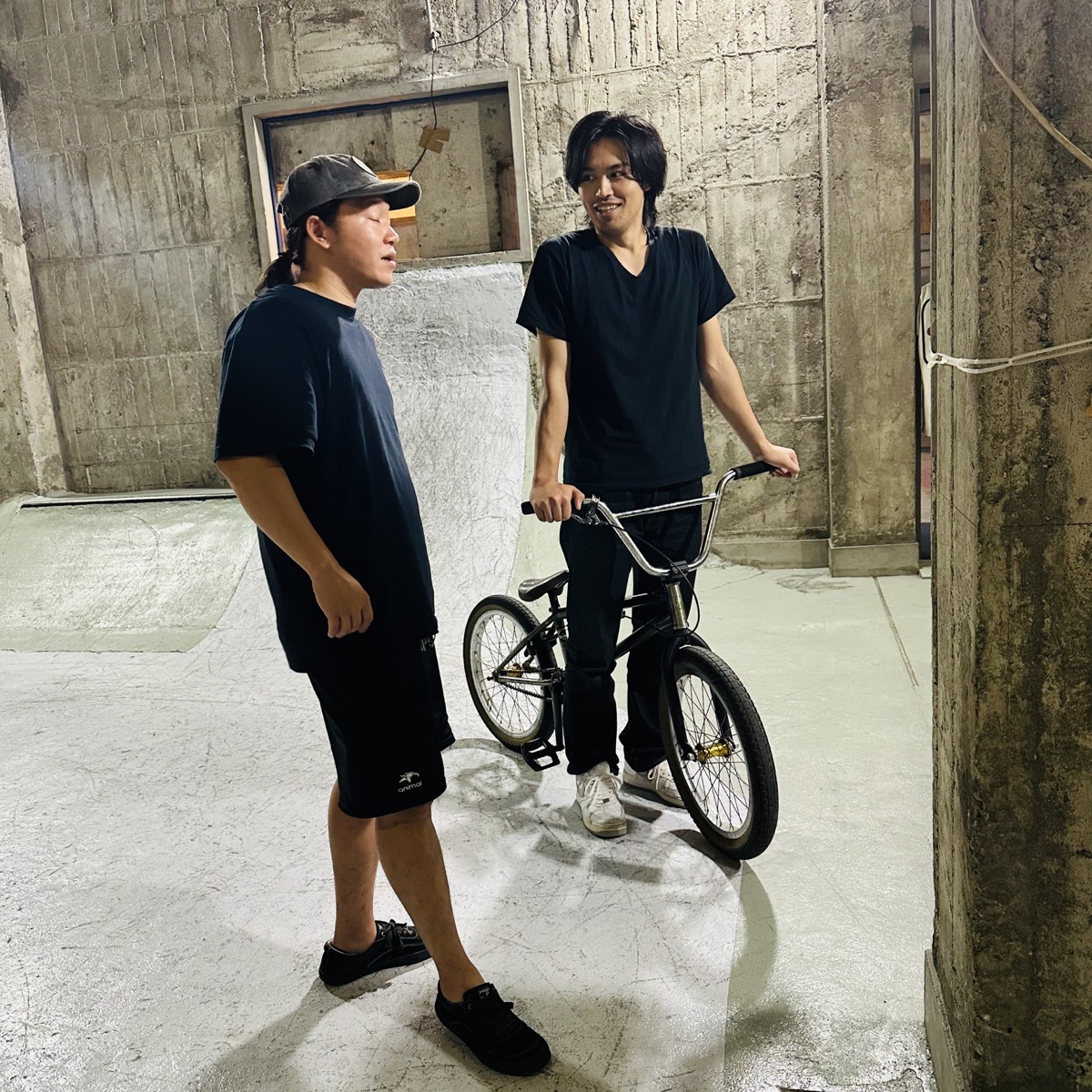 BMXを囲んで会話するスクールの様子