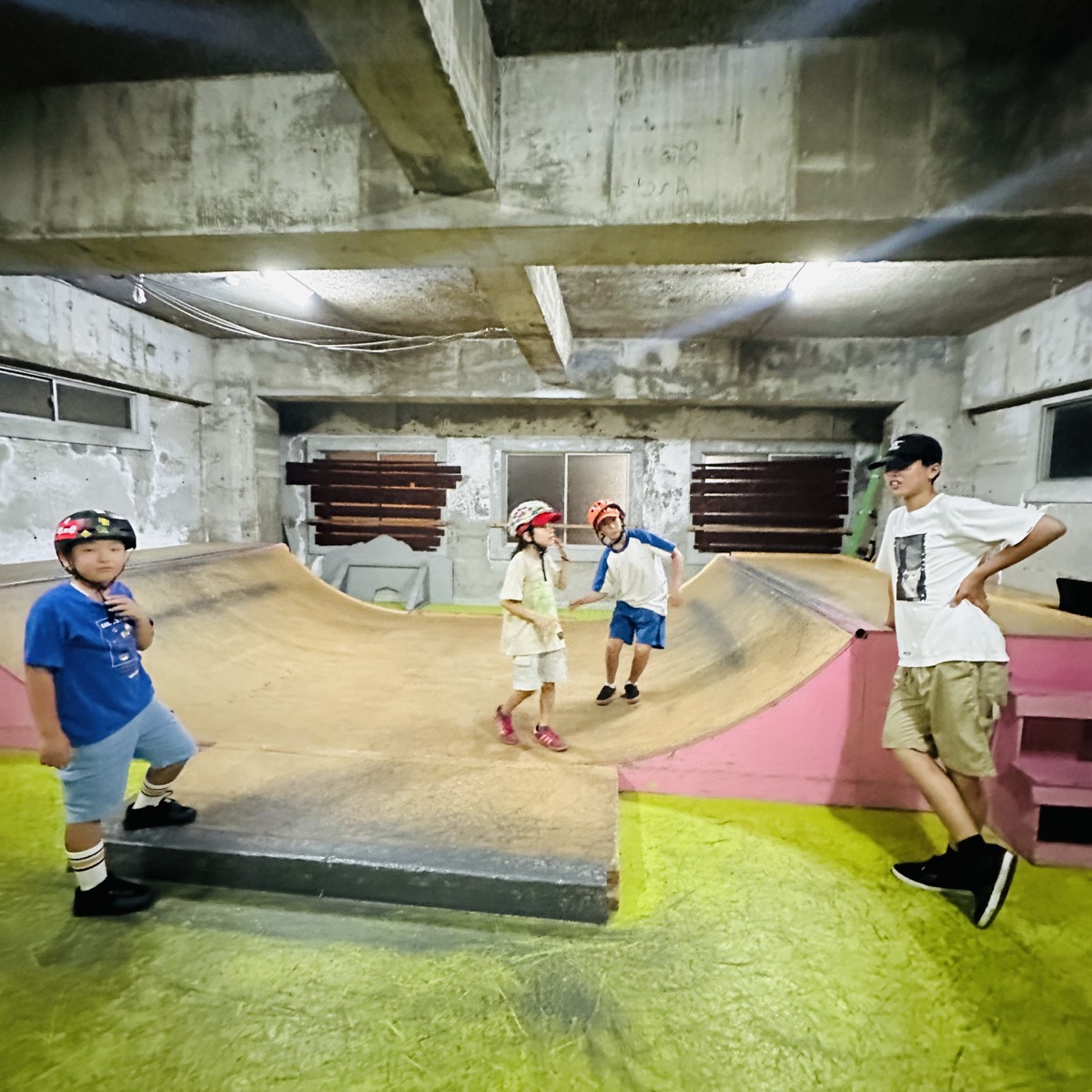 タータスケートパークのミニランプに集まったBMXスクールの参加者