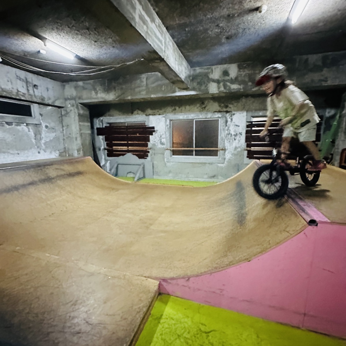 ミニランプの入り口でBMXの練習に取り組むキッズライダー