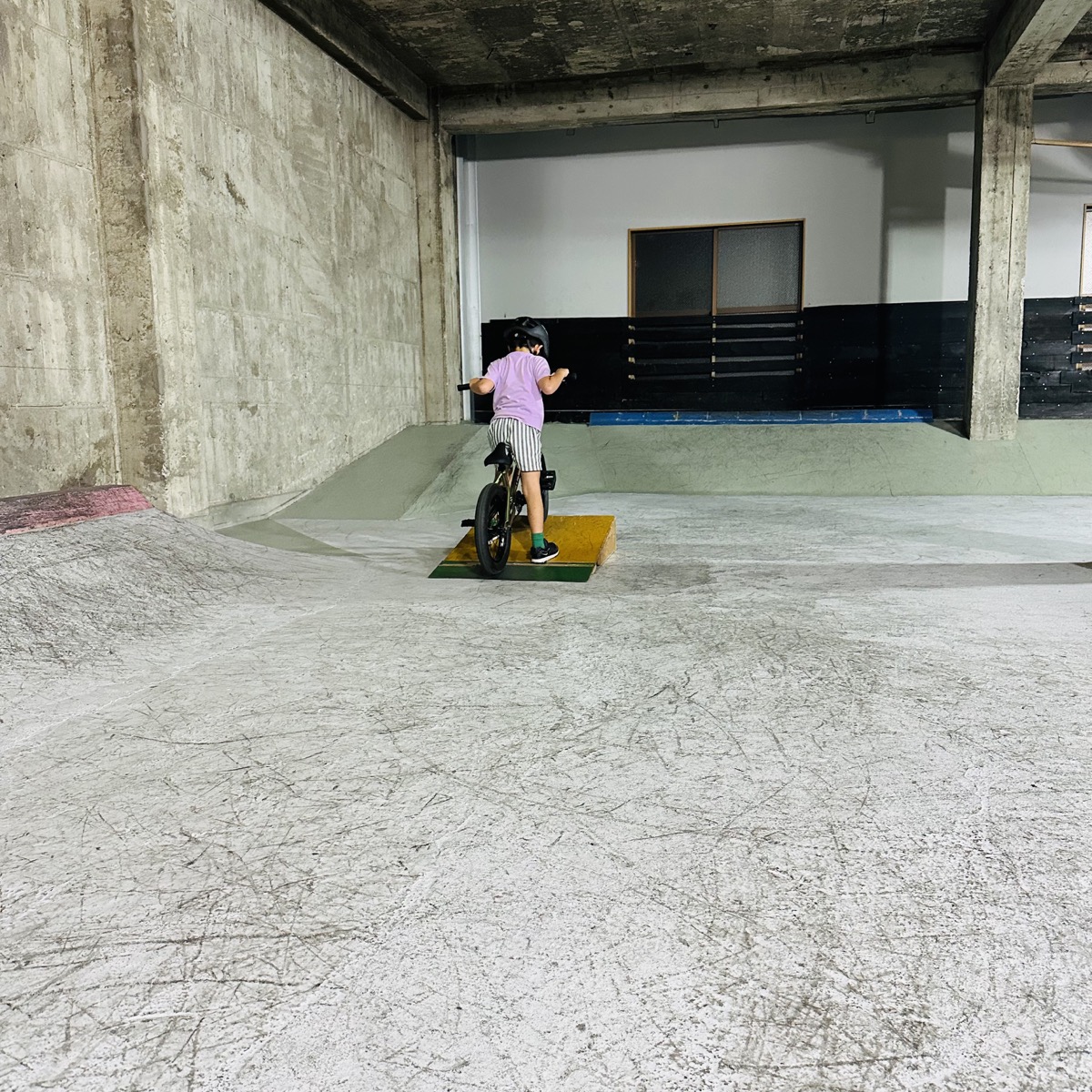 タータスケートパークで小さな台を使ってBMXを練習する様子