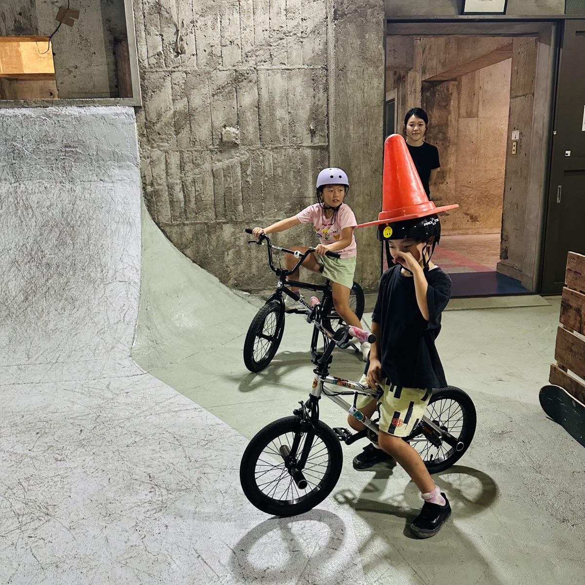 練習の合間にBMXにまたがる参加者たち