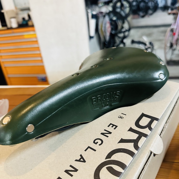 ブルックス B17 限定レーシンググリーンのレザーサドル